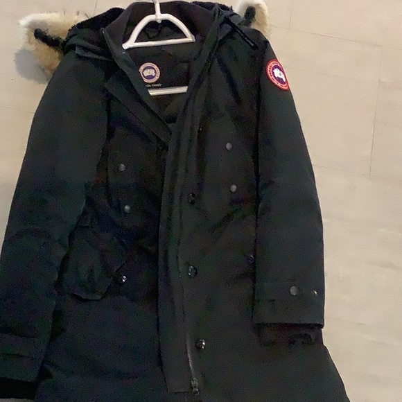Used women’s black Canada Goose Trillium Parka. - Picture 4 of 4
